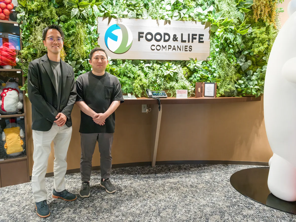 株式会社FOOD & LIFE COMPANIES 狹間 隆人 氏（左）高井 将吾 氏（右）