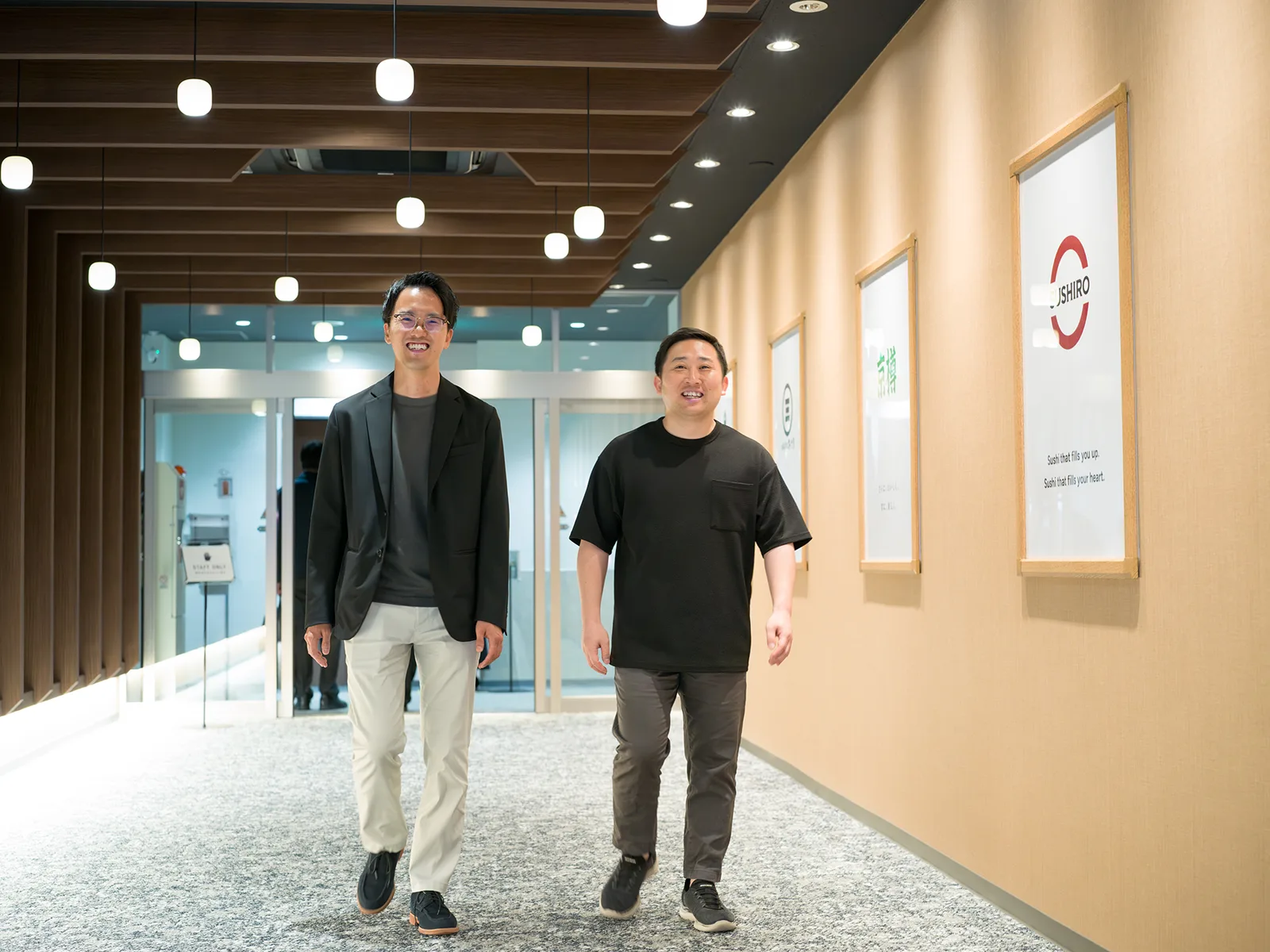 株式会社FOOD & LIFE COMPANIES オフィスを歩く 高井 将吾 氏 / 狹間 隆人 氏