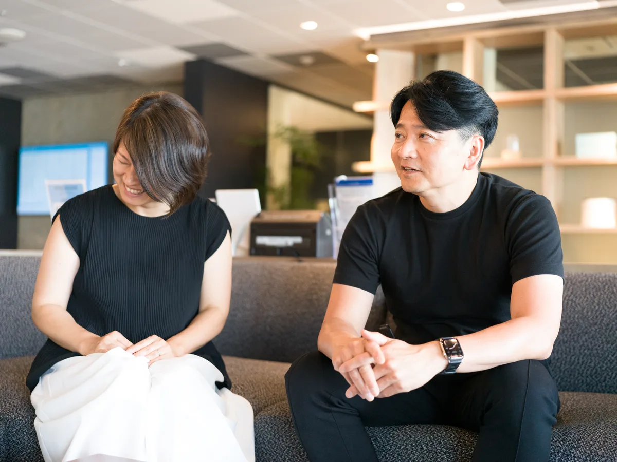 談笑する株式会社マジックハット 後藤 愛子 氏（左）湯浅 尚雄 氏（右）