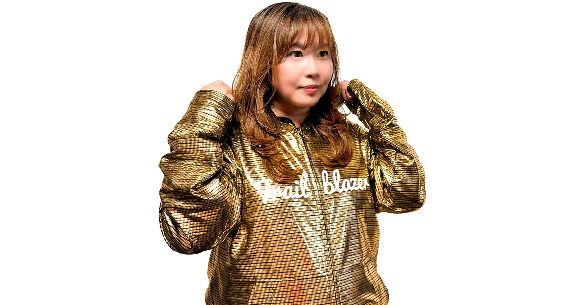 Golden Hoodieのフードに手をかける南 薫氏。株式会社リバネスナレッジ Customer Success Lead に就任