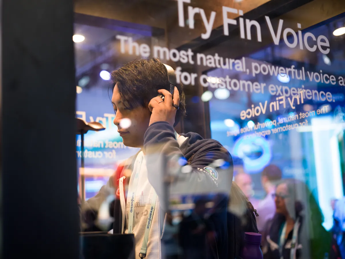 Dreamforce の展示ブースでヘッドホンを試すメンバー