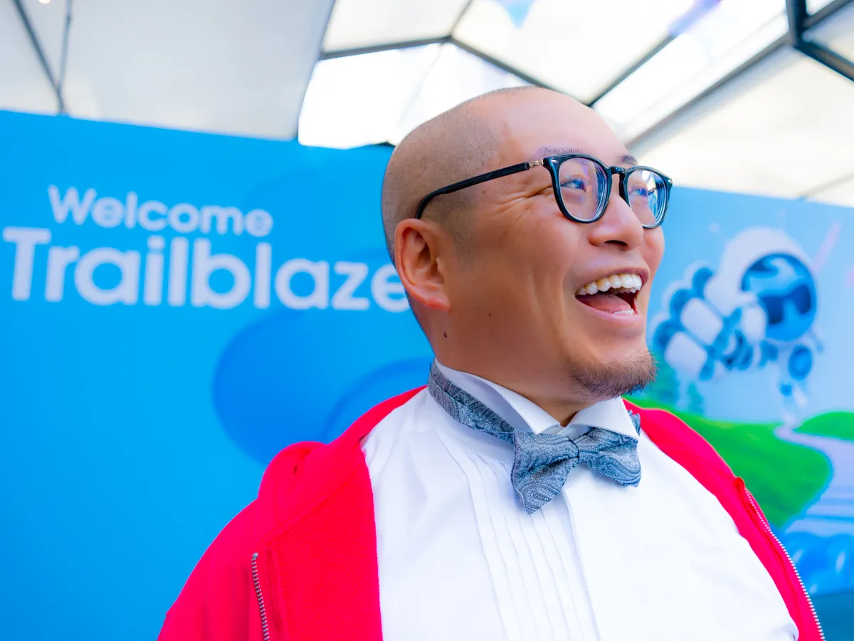 Salesforce のイベント会場で笑顔を見せるメンバー